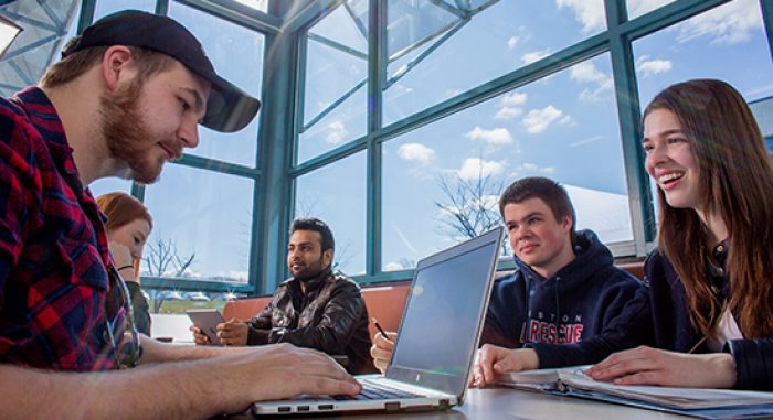 sinh-vien-lambton-college (550x300) Sinh viên Lambton College